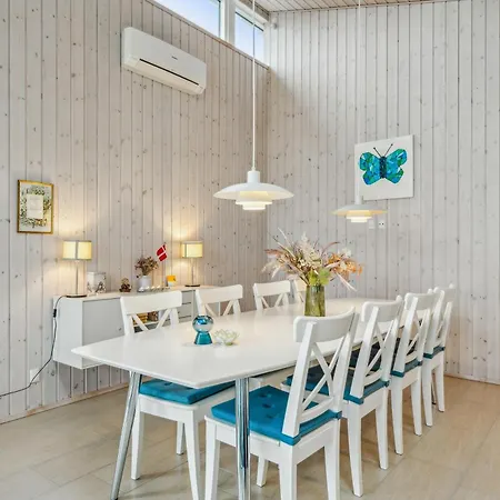 Dom wakacyjny Beautiful And Well-designed With Sea View, Spacious Terraces And Just 200 Metres From The Child-friendly Femmoller And Close Ebeltoft
